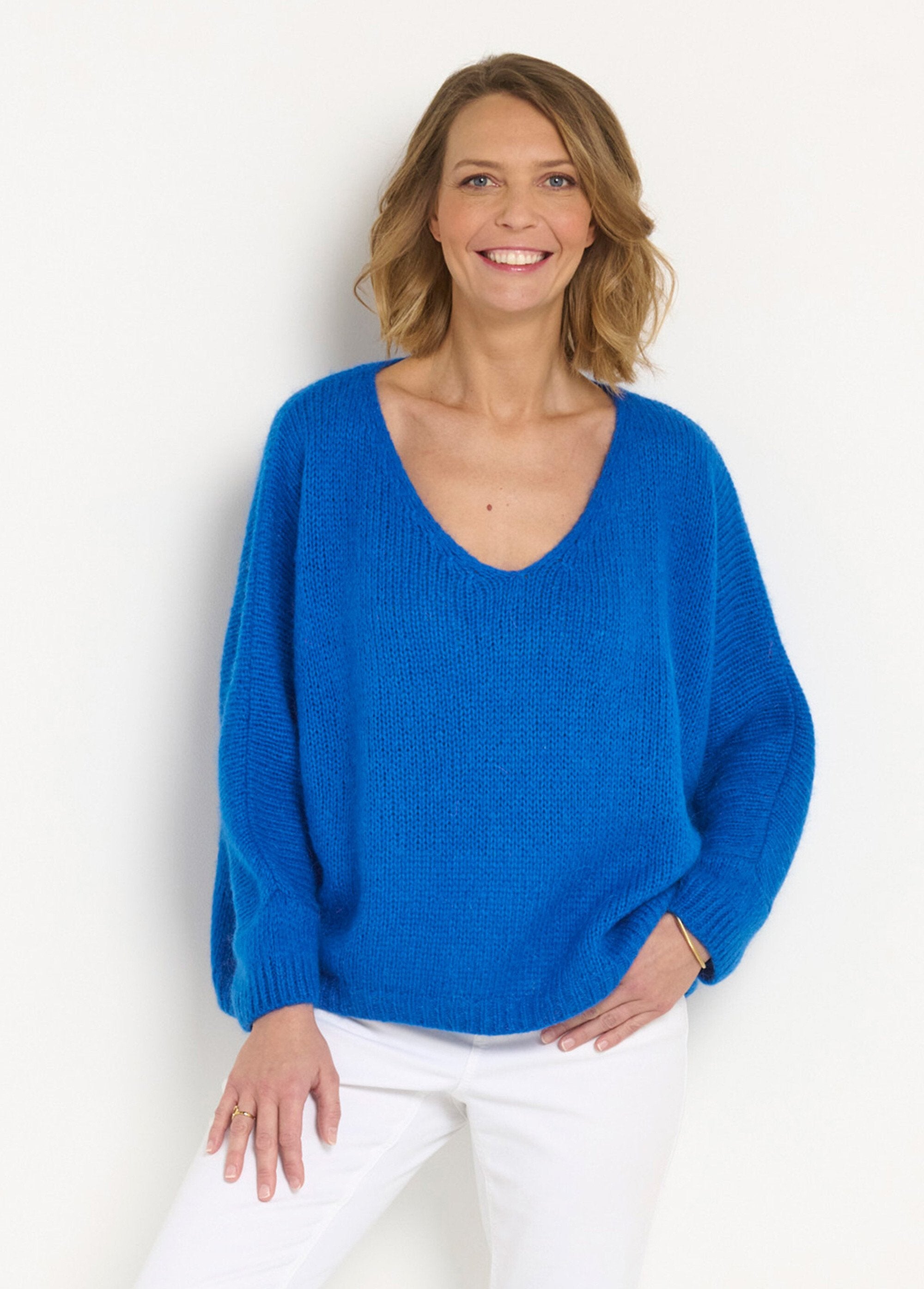 Warm_mohair_wool_sweater_with_V-neck_and_dropped_armholes_Electric_blue_FA1_slim