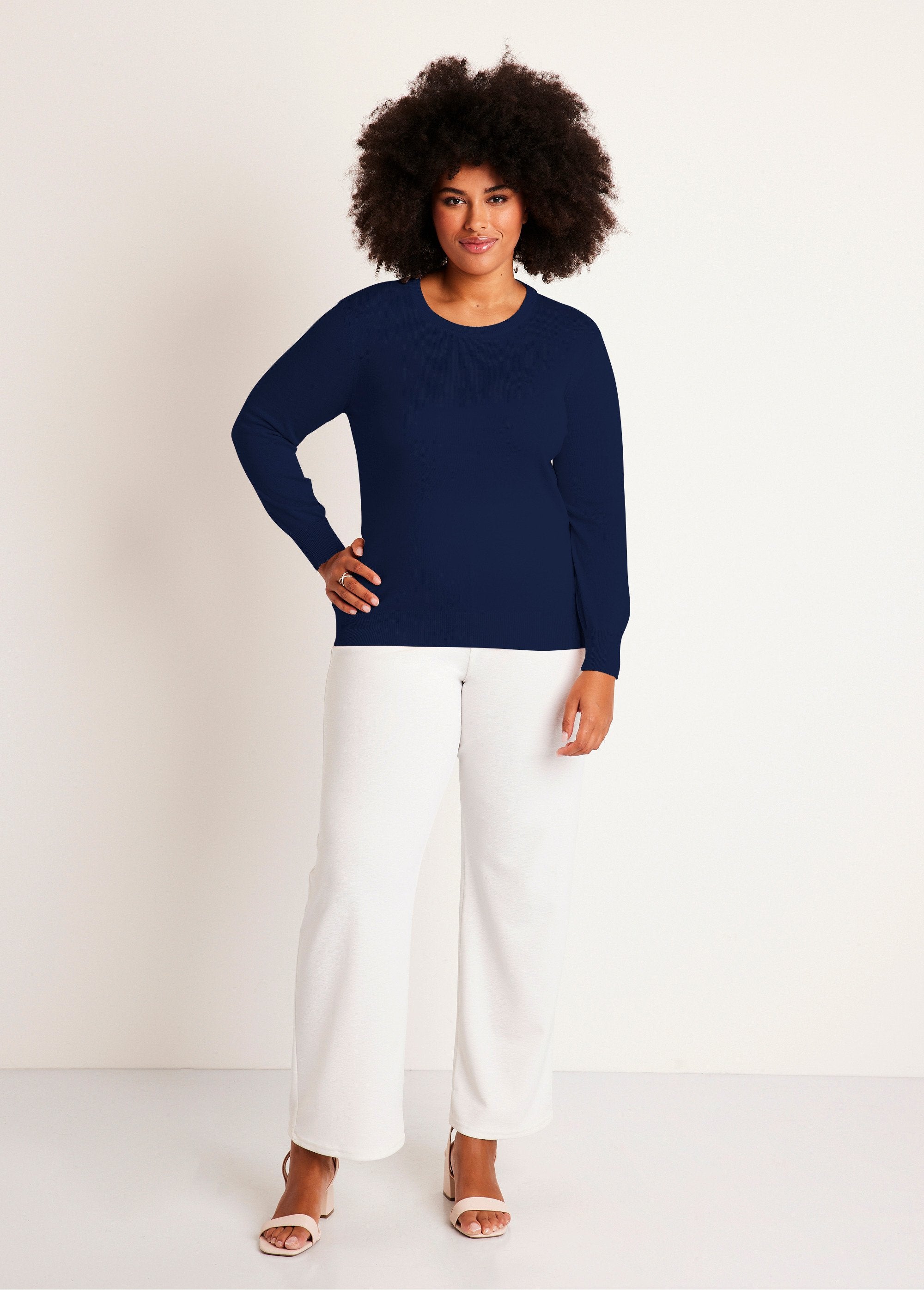 Round_neck_long_sleeve_merino_wool_sweater_Marine_SF1_curvy