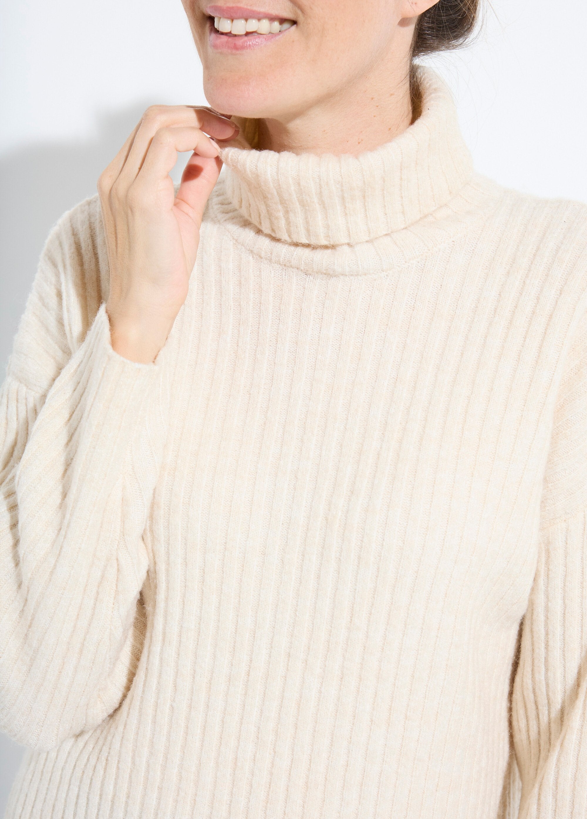 Turtleneck_sweater_with_long,_dropped_sleeves_Plain_ecru_DE1_slim