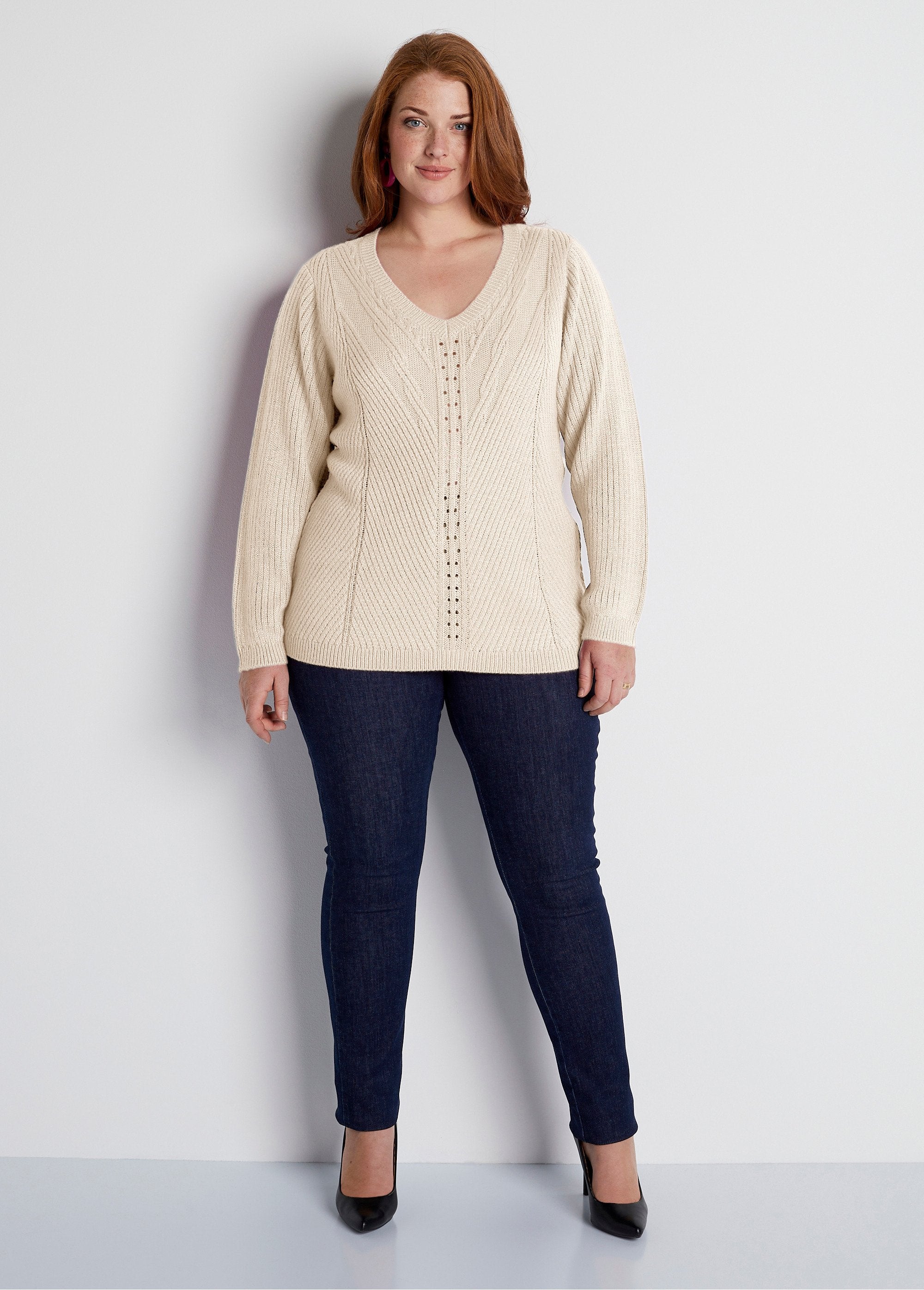 Plain_fancy_knit_V-neck_sweater_Ecru_SF1_curvy