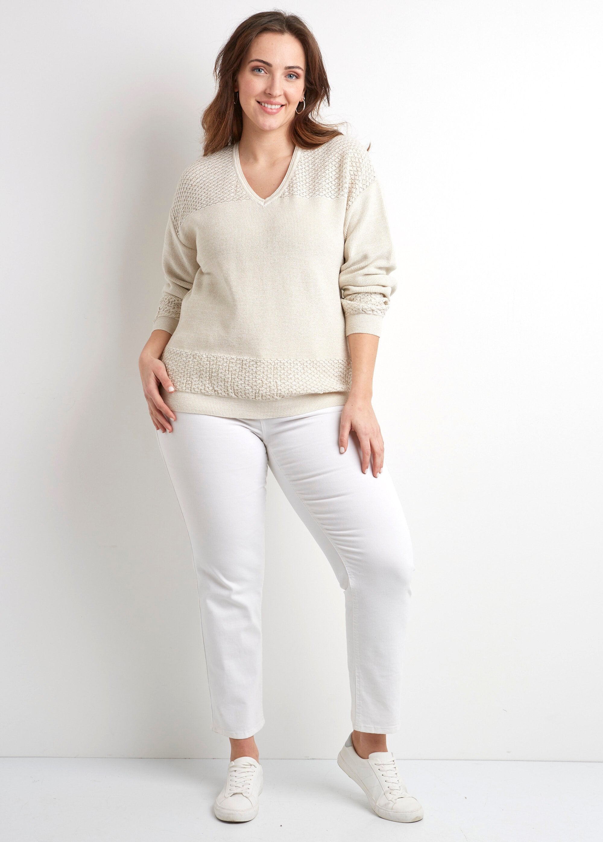 Soft_iridescent_short_sweater_with_V-neck_and_long_sleeves_Golden_beige_SF1_curvy