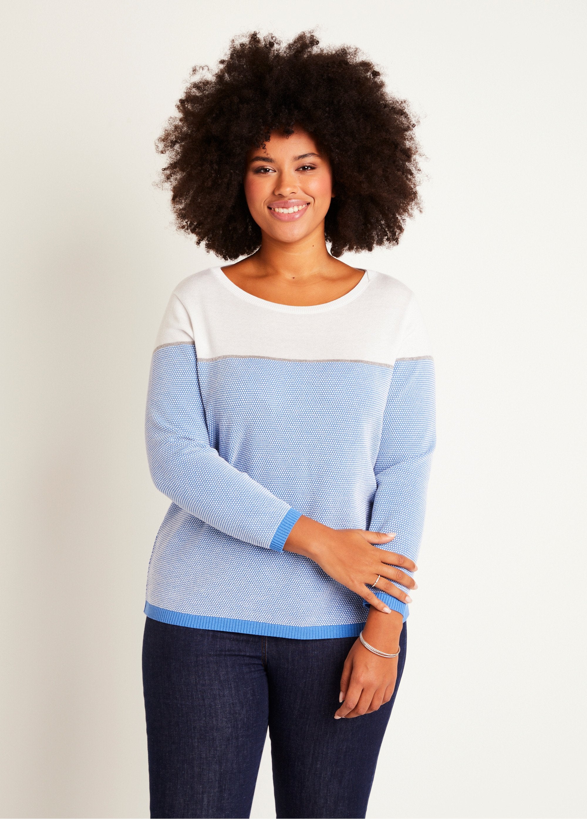 Thin_round_neck_long_sleeve_sweater_White_and_blue_FA1_curvy