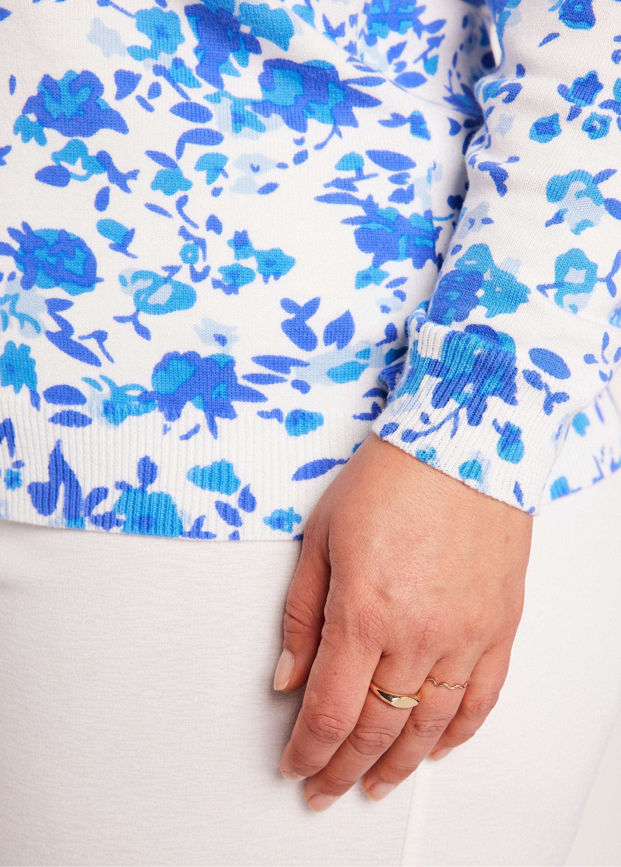 Fine_floral_sweater_Blue_DE2_curvy