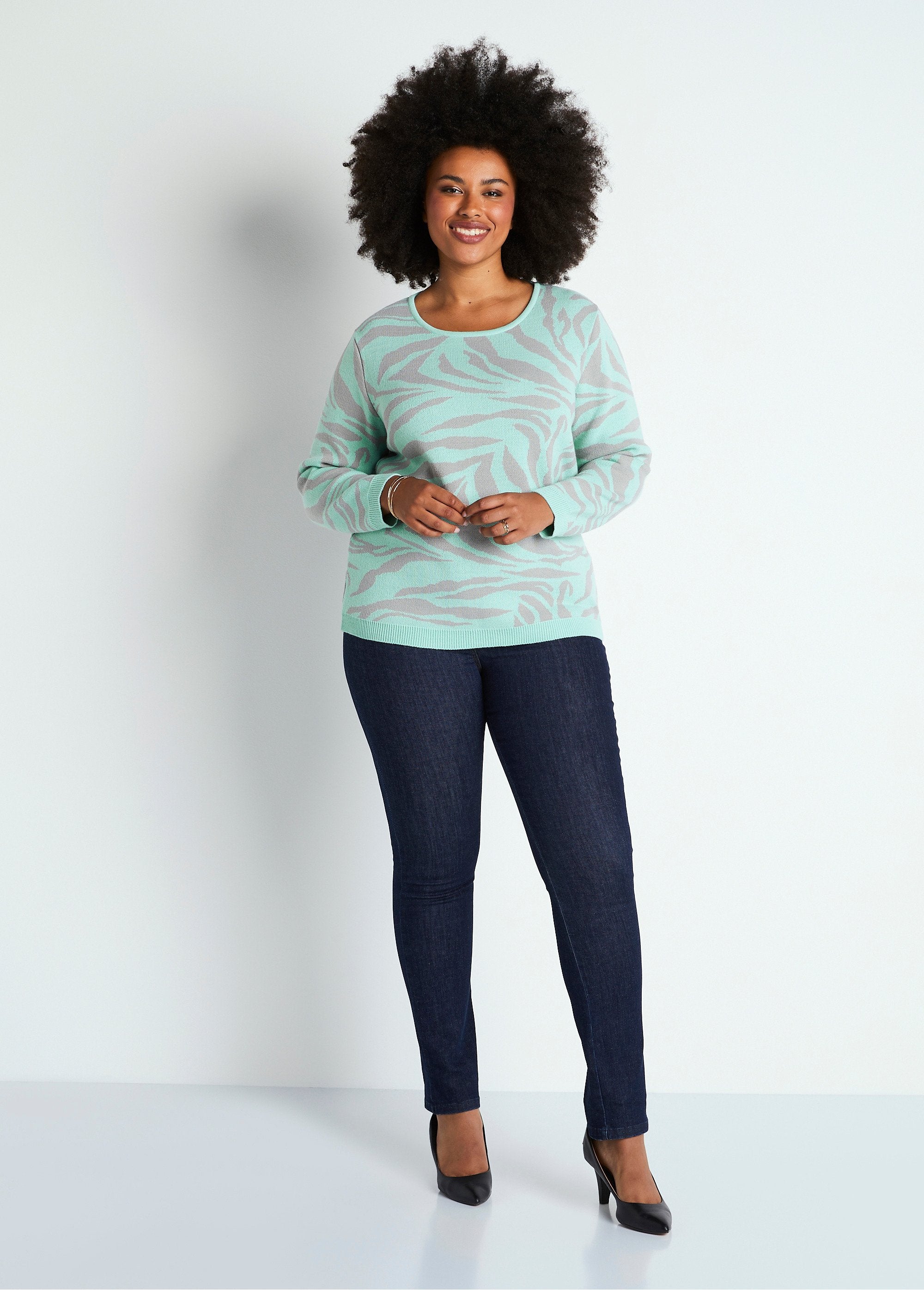 Soft_zebra_jacquard_round_neck_sweater_Onyx_and_gray_SF1_curvy