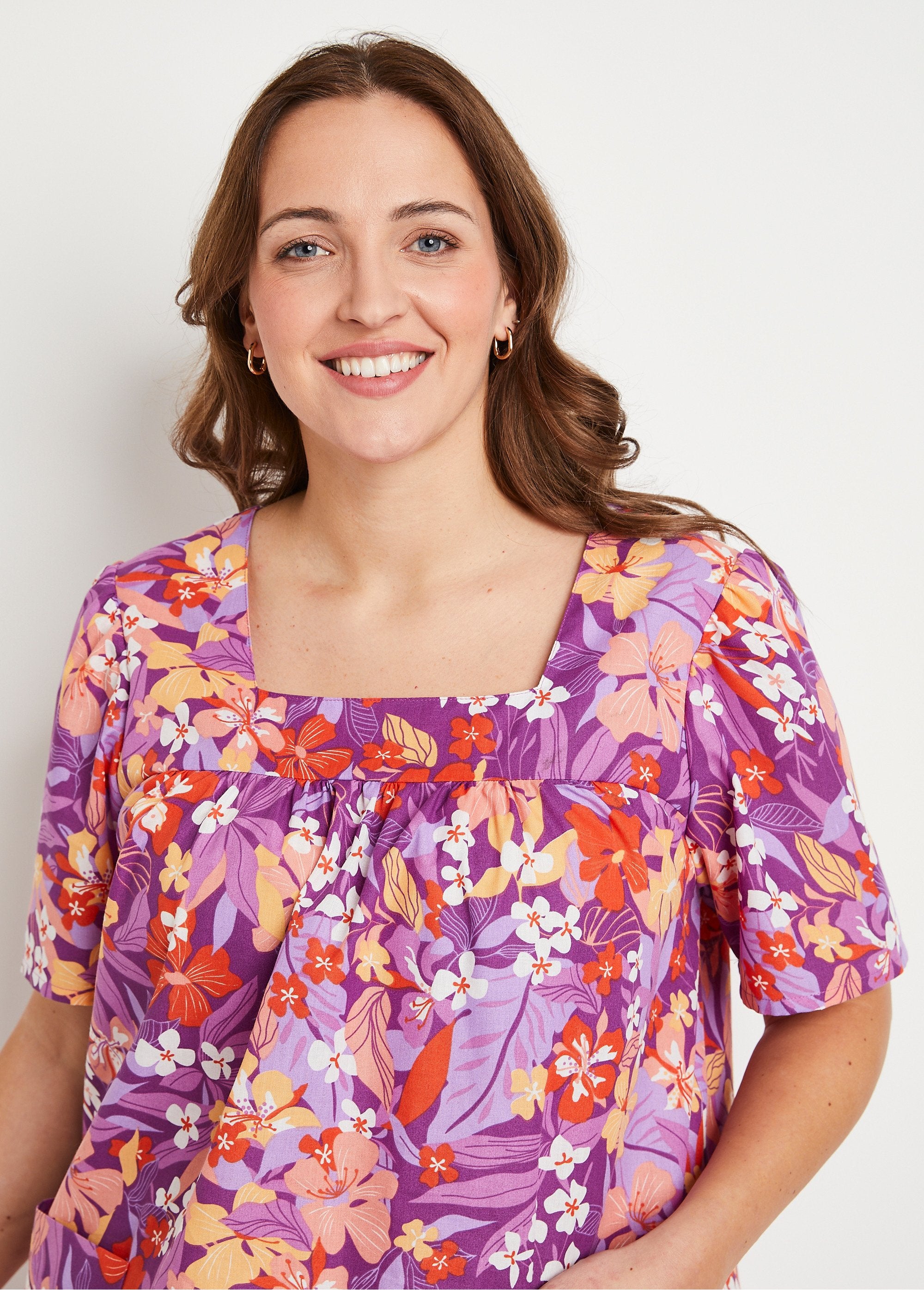 Short_apron_dress_with_short_sleeves_Purple_and_orange_DE2_curvy