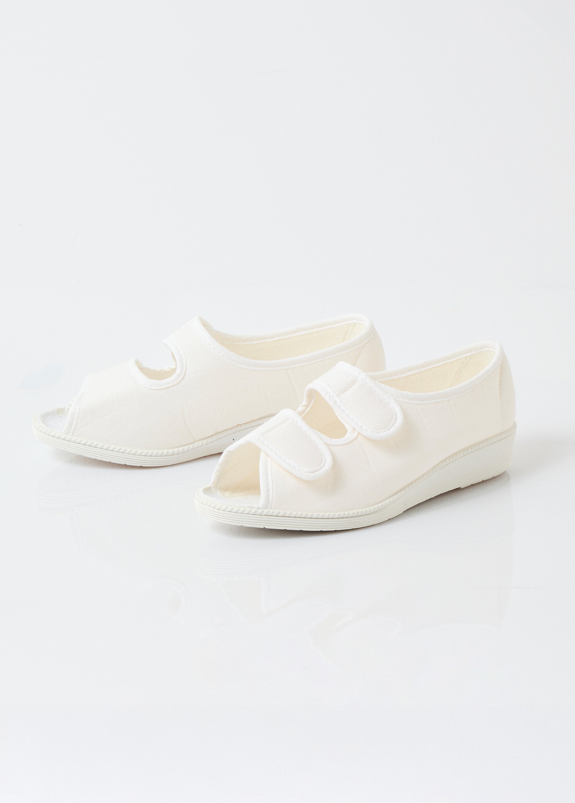 Open_toe_comfort_width_sandals_White_DE1_slim