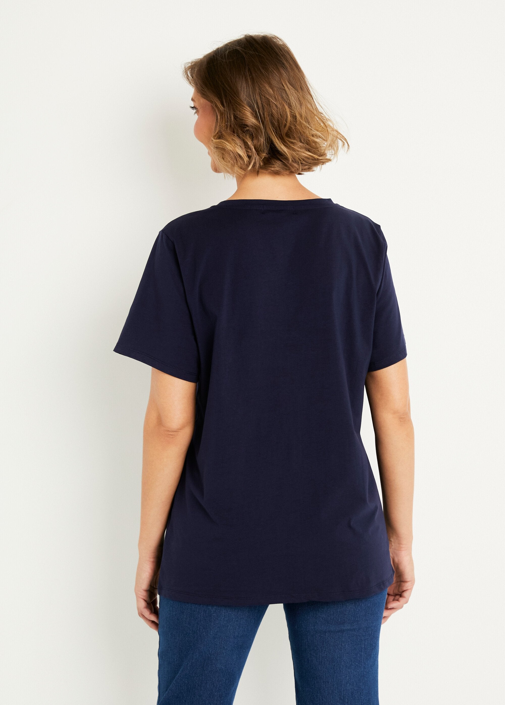 V-neck_T-shirt_with_embroidered_message_Marine_DO1_slim