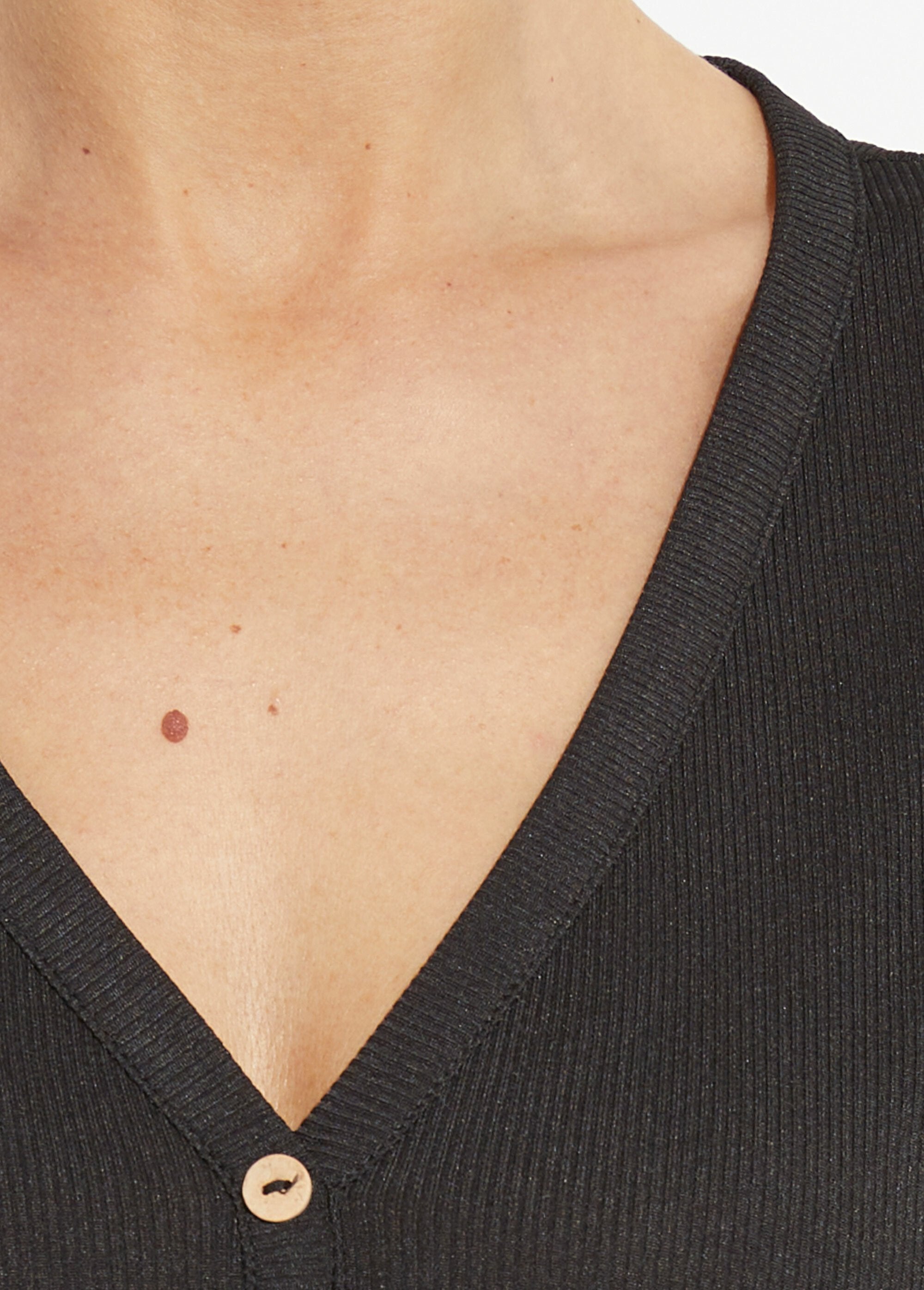 Ribbed_jersey_V-neck_T-shirt,_Essential_Black_DE1_slim