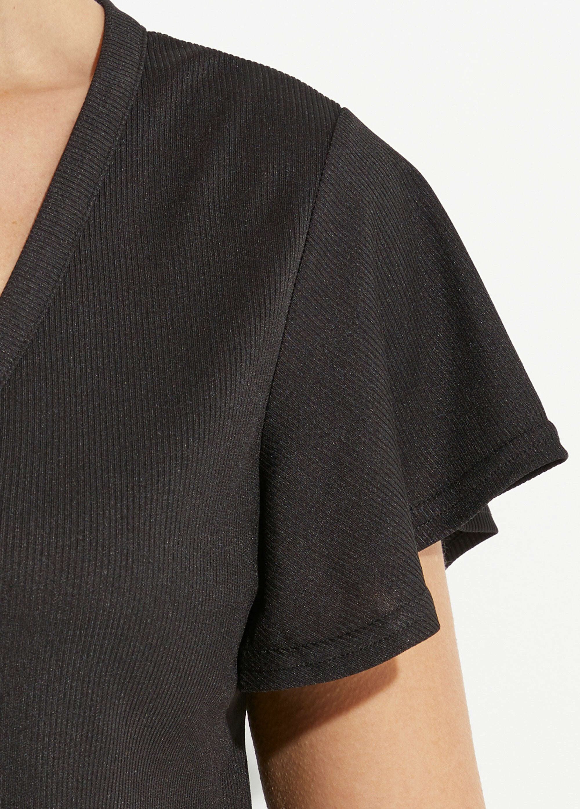 Ribbed_jersey_V-neck_T-shirt,_Essential_Black_DE2_slim