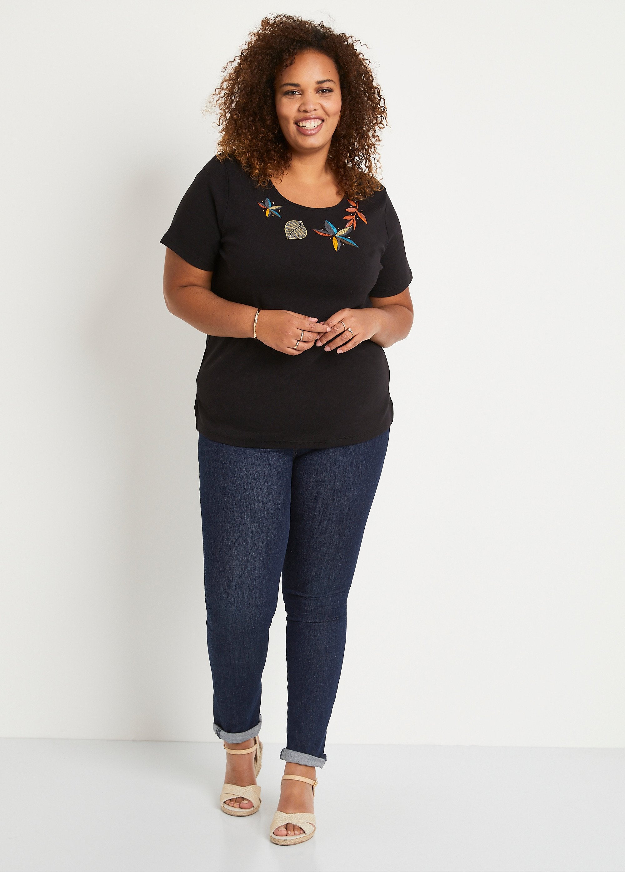 Long_straight_short-sleeved_t-shirt_Black_SF1_curvy