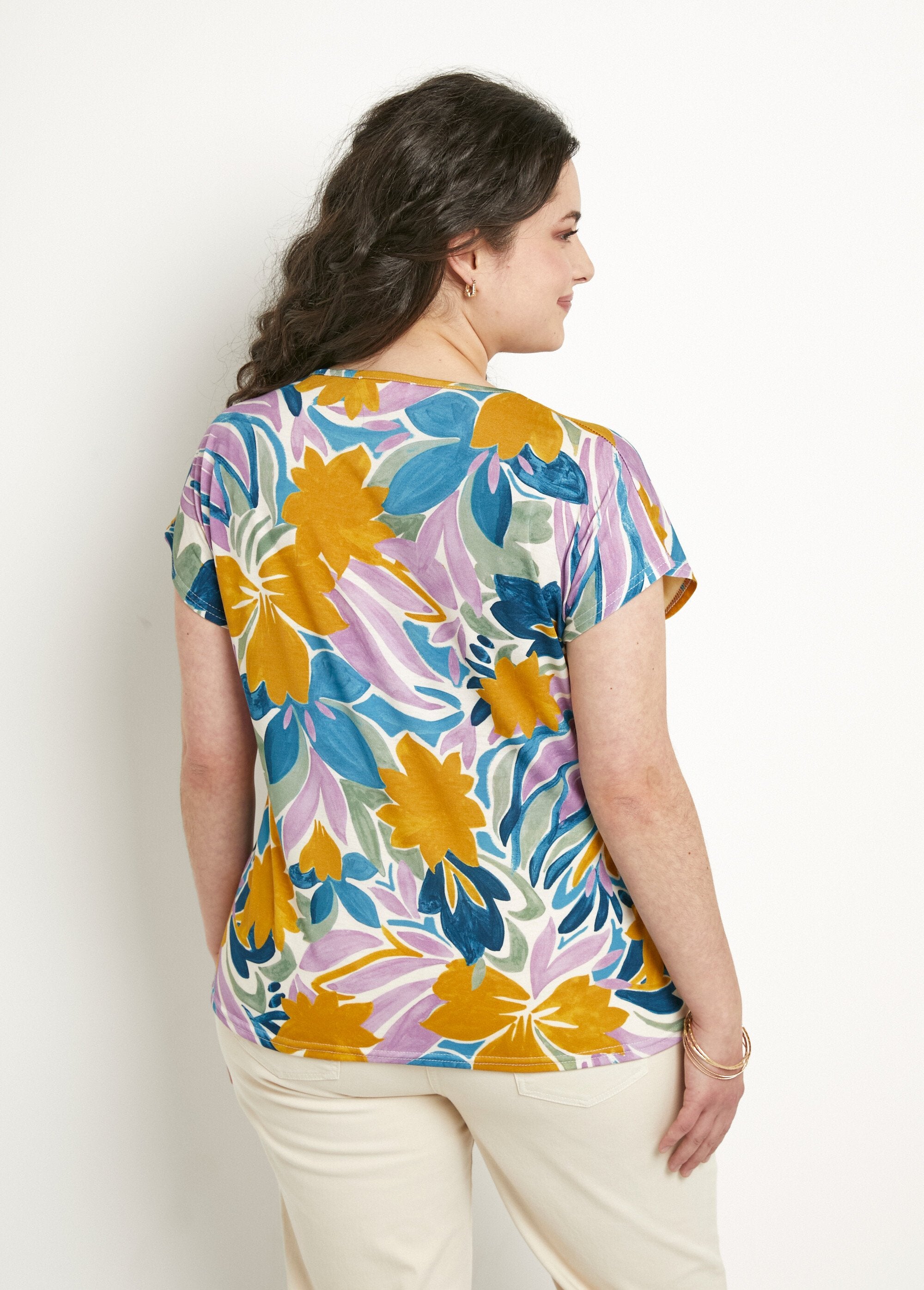 Round_neck_short_sleeve_floral_t-shirt_Parma_and_ochre_DO1_curvy