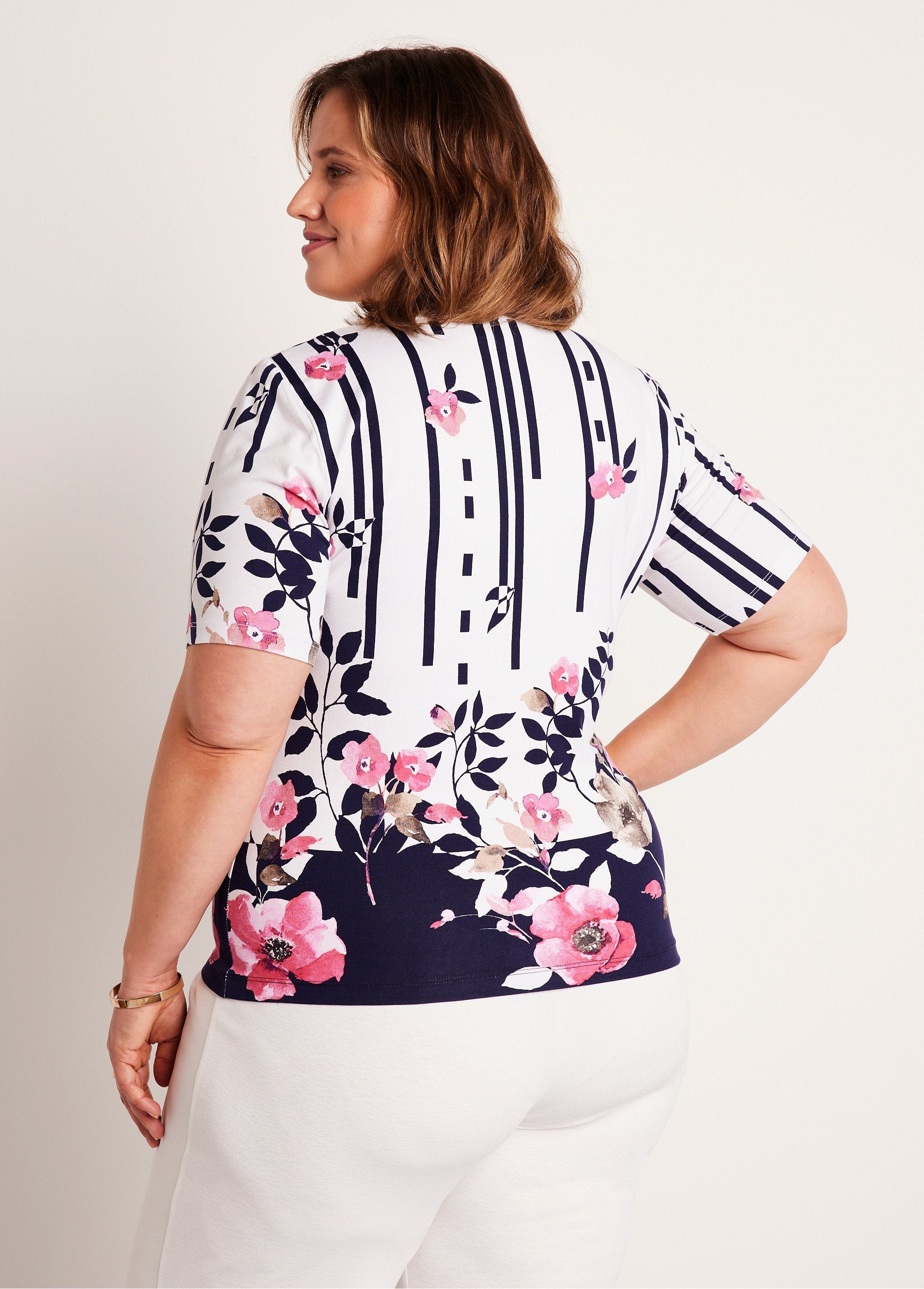 Short_printed_t-shirt_White_and_navy_DO1_curvy