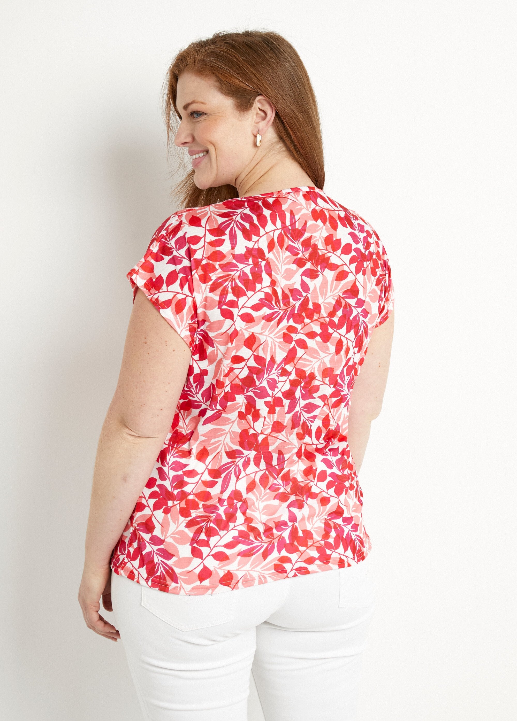 Short-sleeved_T-shirt_with_leaf_print_and_round_neck_Red_and_pink_DO1_curvy