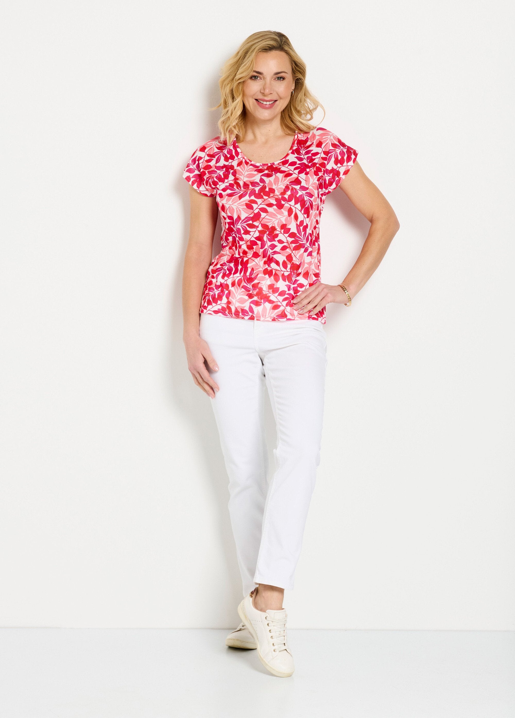 Short-sleeved_T-shirt_with_leaf_print_and_round_neck_Red_and_pink_SF1_slim