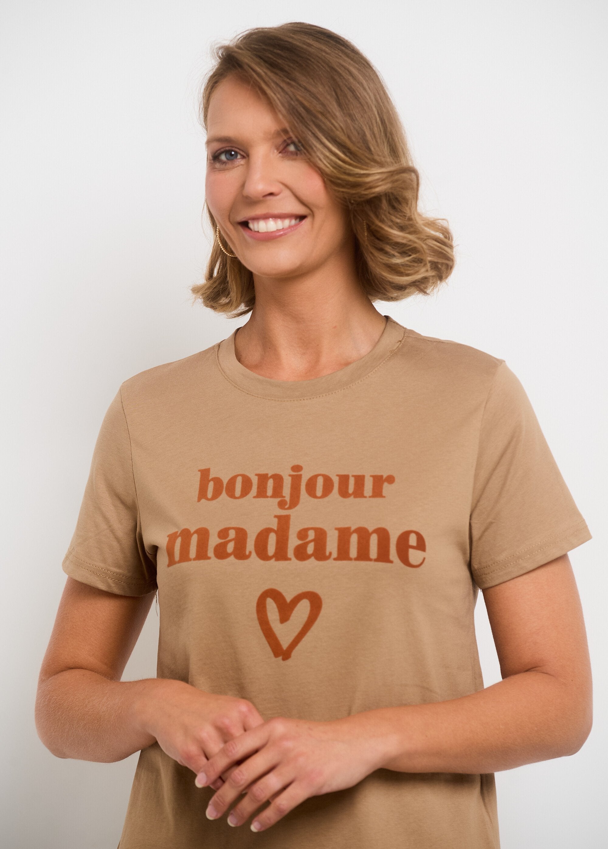 Short-sleeved_T-shirt_with_the_message_"Madame"_camel_DE1_slim