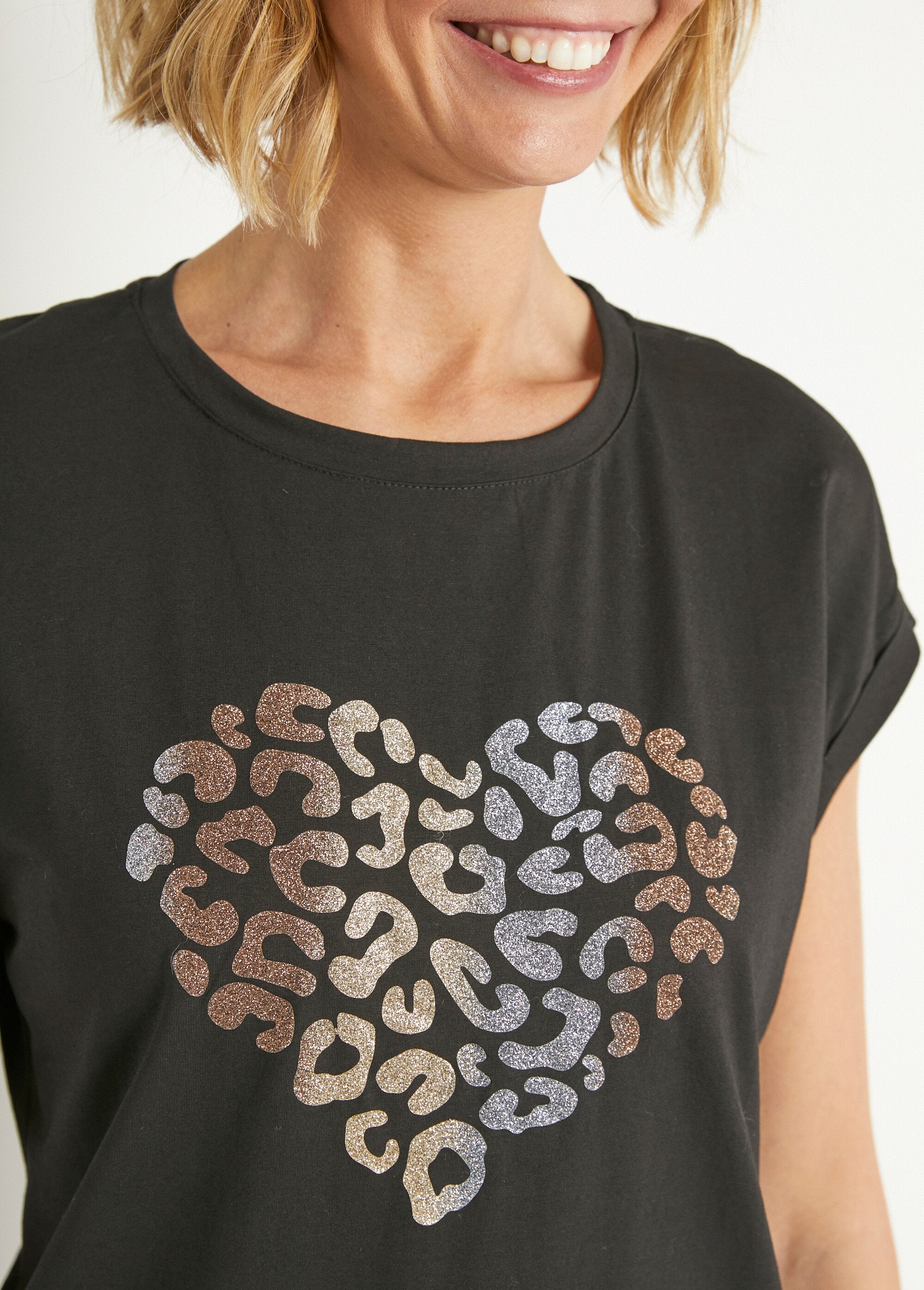 Metallic_Heart_Pattern_Short_Sleeve_T-Shirt_Black_DE1_slim