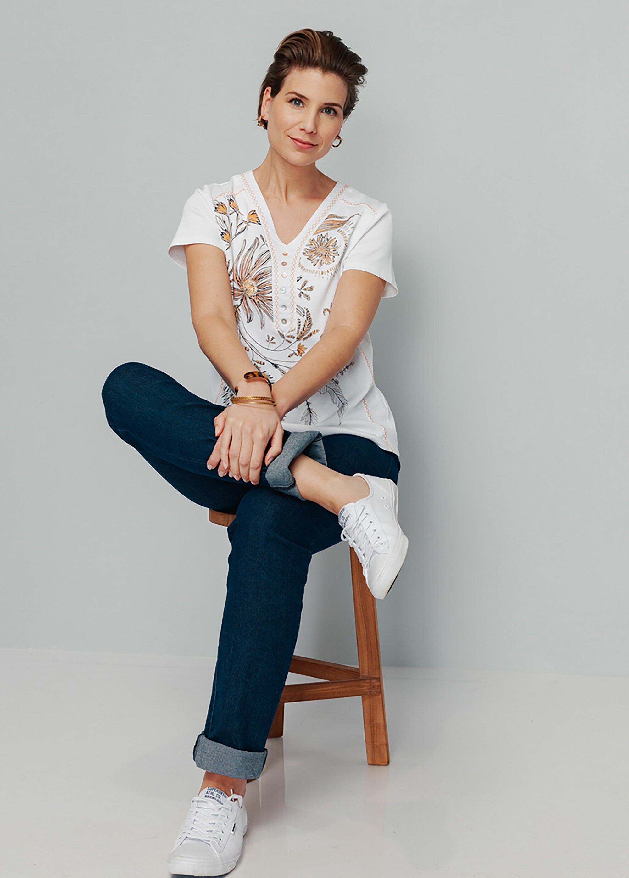 Floral_pattern_t-shirt_with_embroidery_Natural_SF1_slim