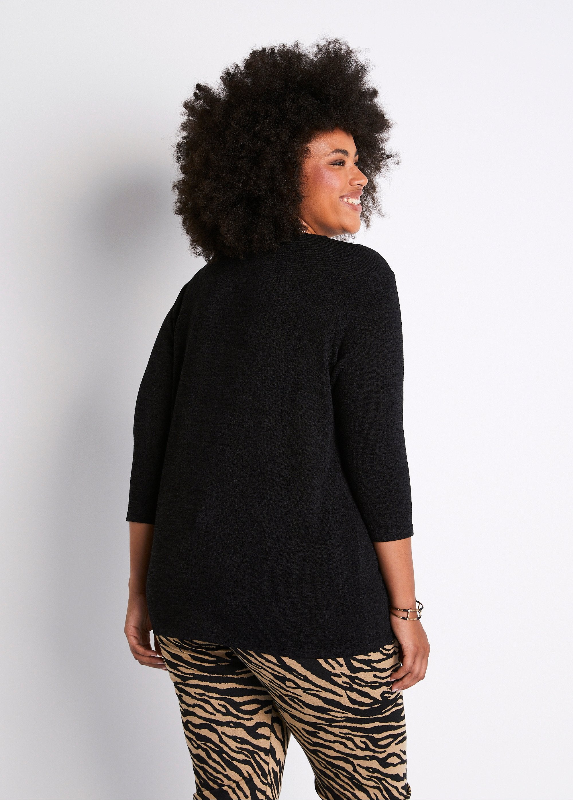 Long_flared_t-shirt_with_3/4_sleeves_and_round_neck_Plain_black_DO1_curvy