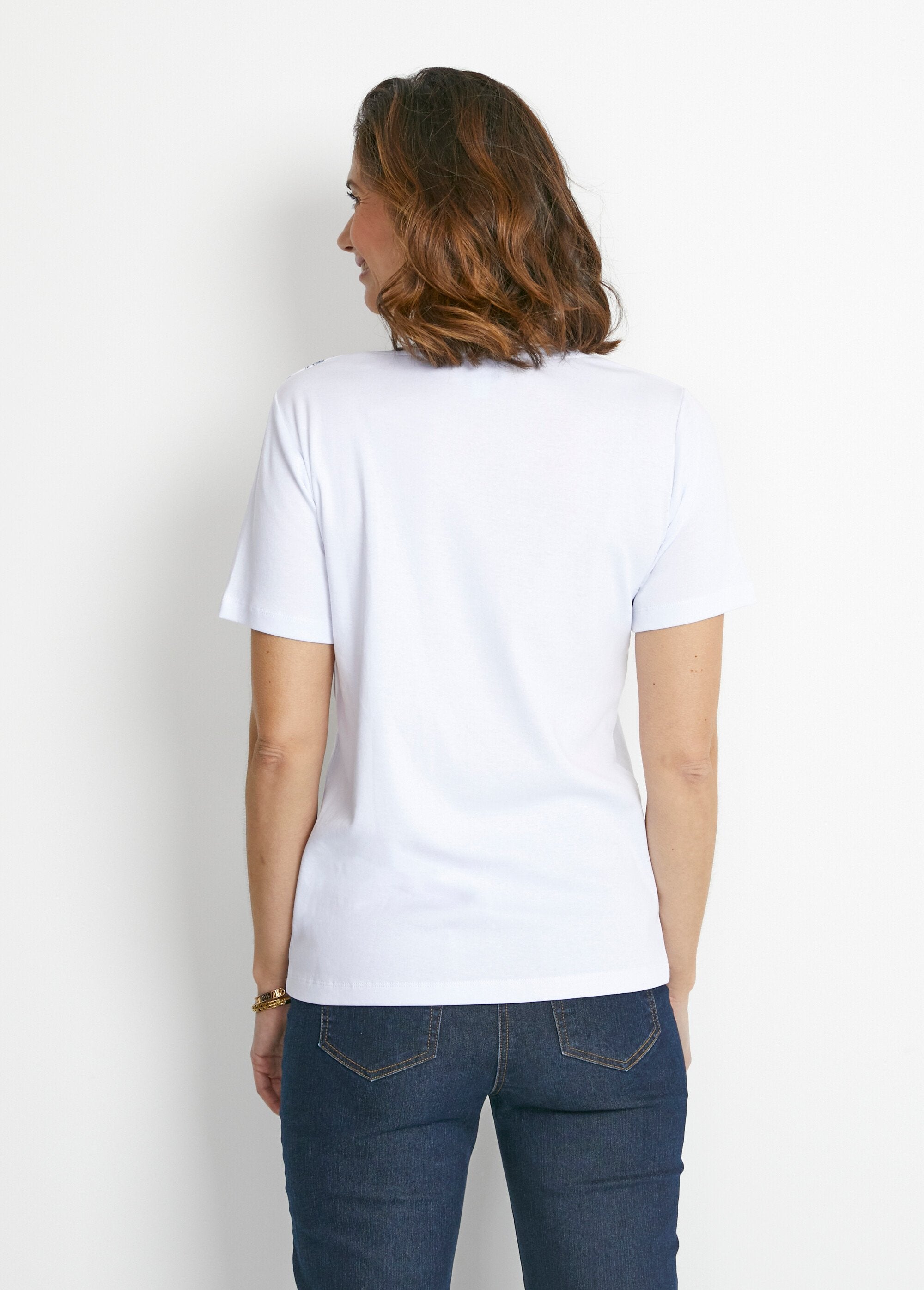 Short-sleeved_t-shirt_with_studded_pattern_collar_White_DO1_slim