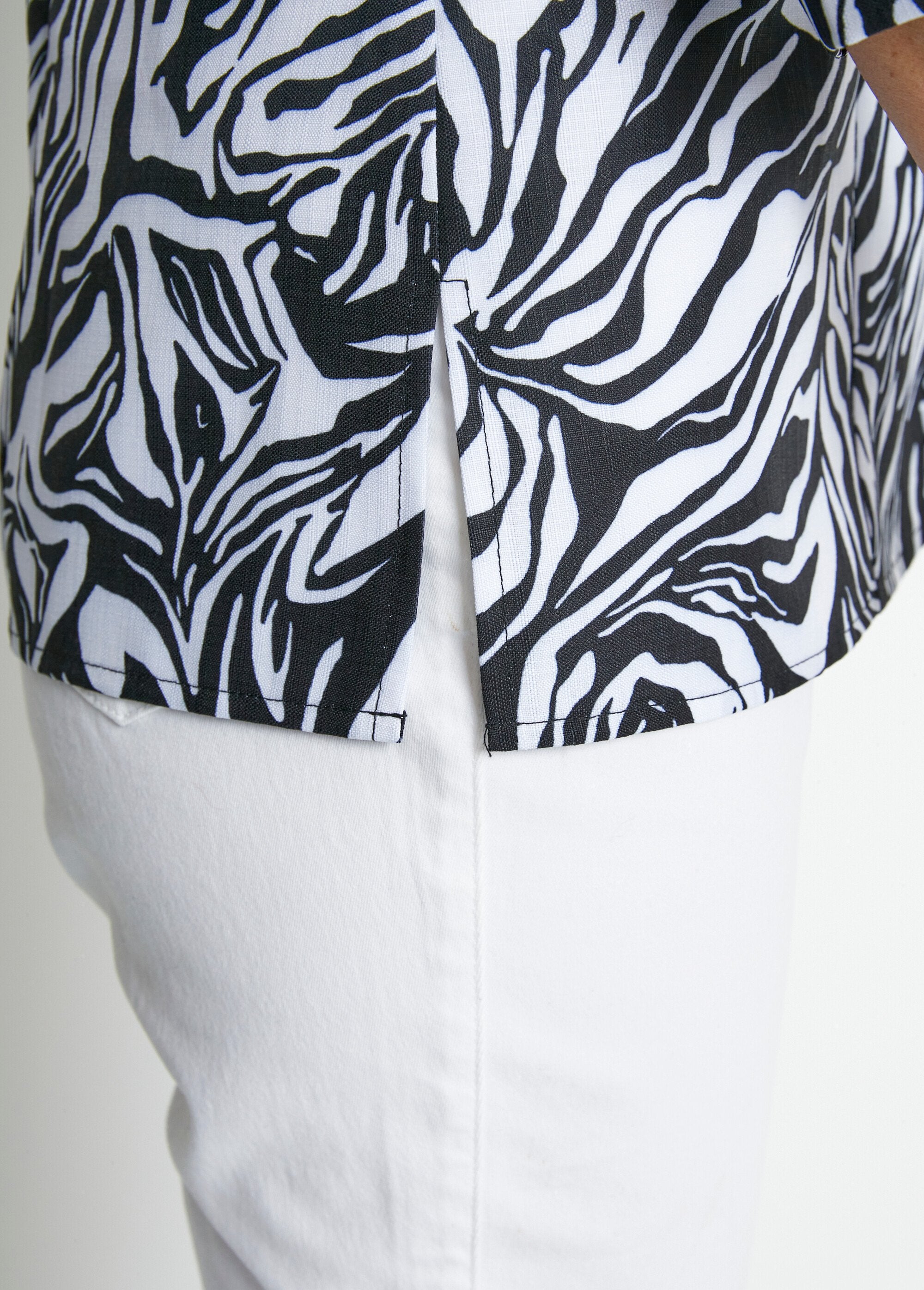 Printed_tunic_with_3/4_sleeves_White_and_Black_DE2_slim