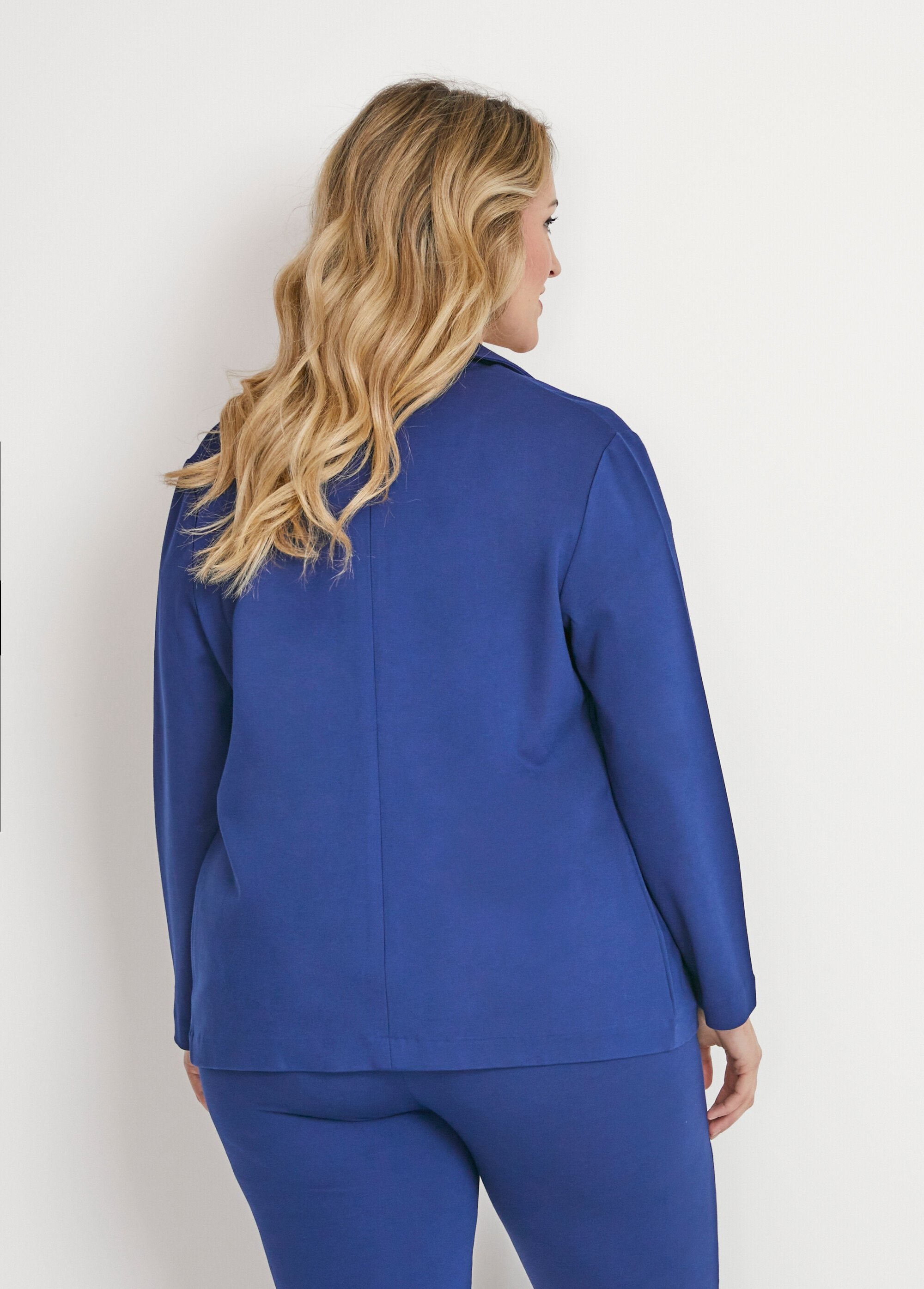 Straight_buttoned_jacket_in_plain_Milano_knit_Navy_blue_DO1_curvy